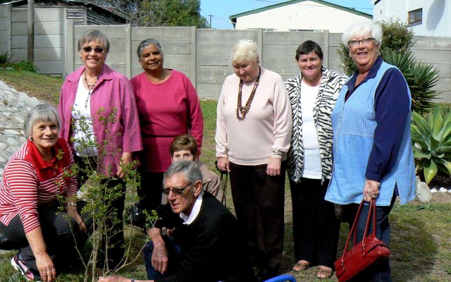 Vlnr is Enna Lotz en Elizma de Lange saam met hulle span - baie selfvoldaan oor die granaatboompie wat netjies geplant is  
